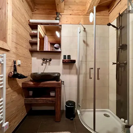 Troadkastn Chalet בקתה *